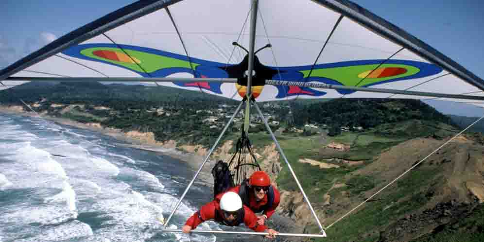 Cobain Sensasi Freestyle Pakai Flare di Hang Gliding